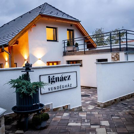 Ignacz Vendeghaz Hotel Pálosvörösmart Kültér fotó