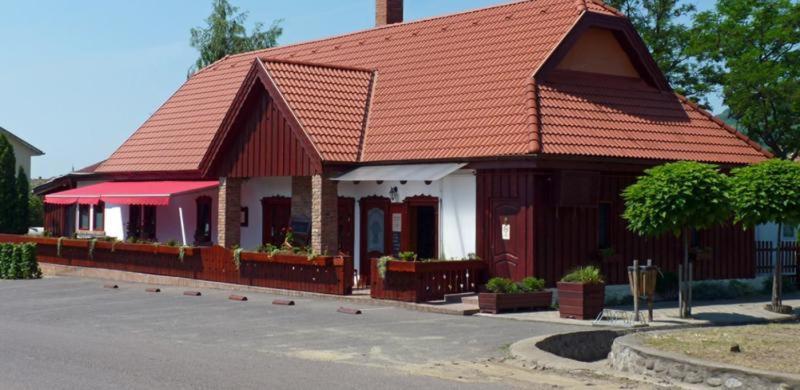 Ignacz Vendeghaz Hotel Pálosvörösmart Kültér fotó